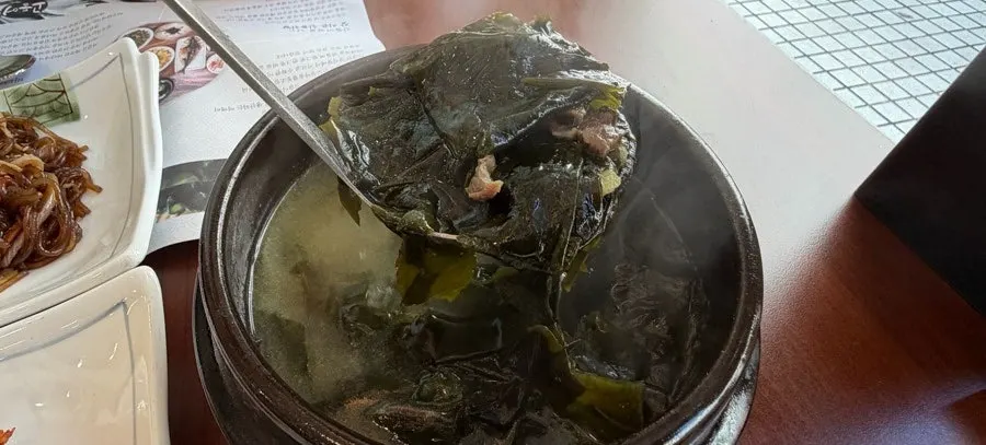 뚝배기에 담긴 소고기 미역국