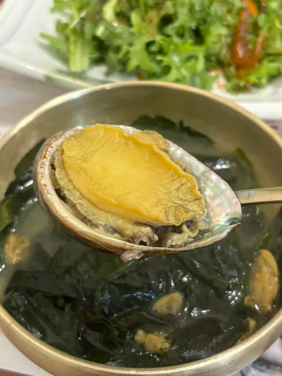 Stone pot of abalone seaweed soup full of clam meat
