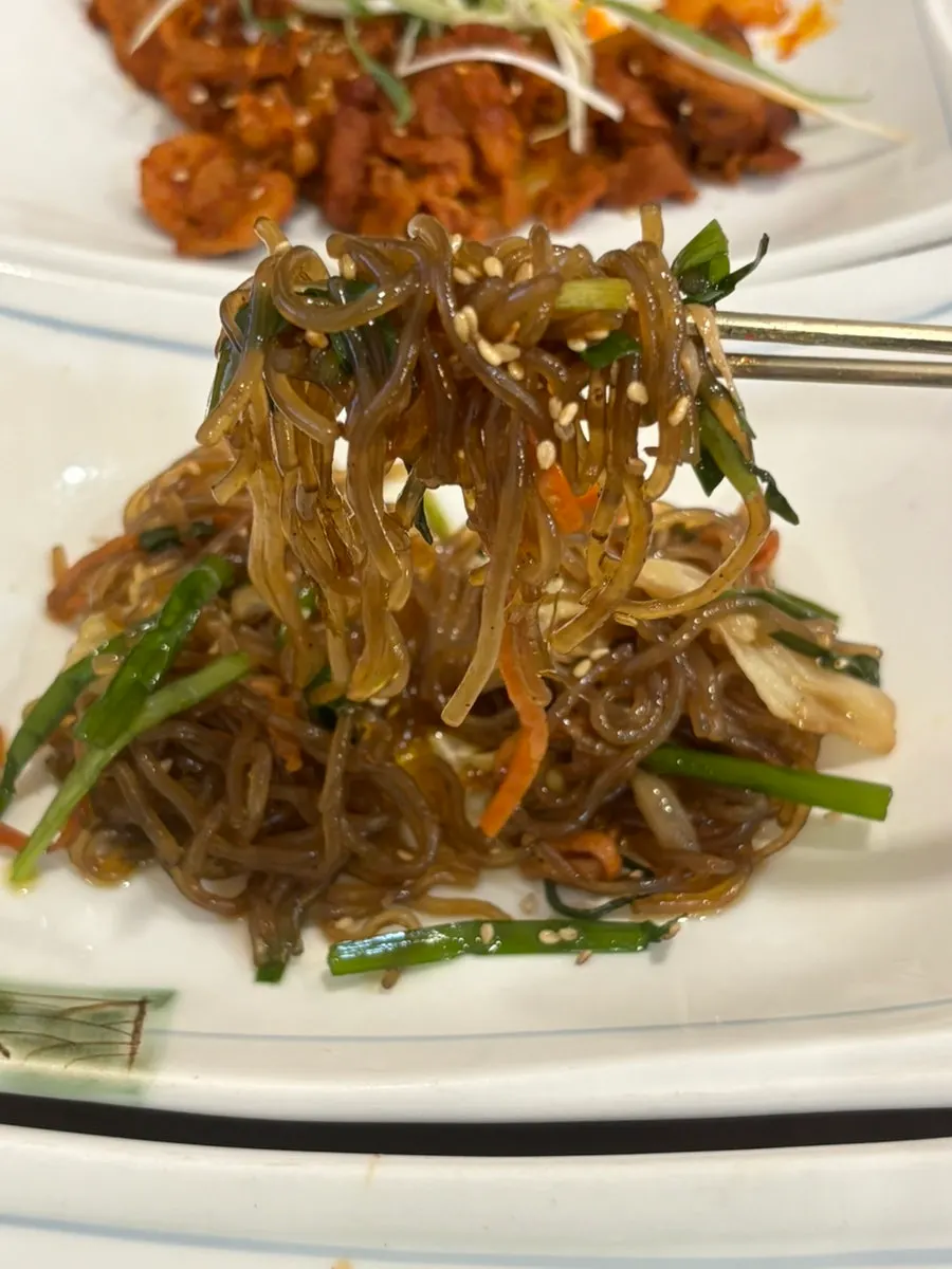 Side dishes served alongside the japchae