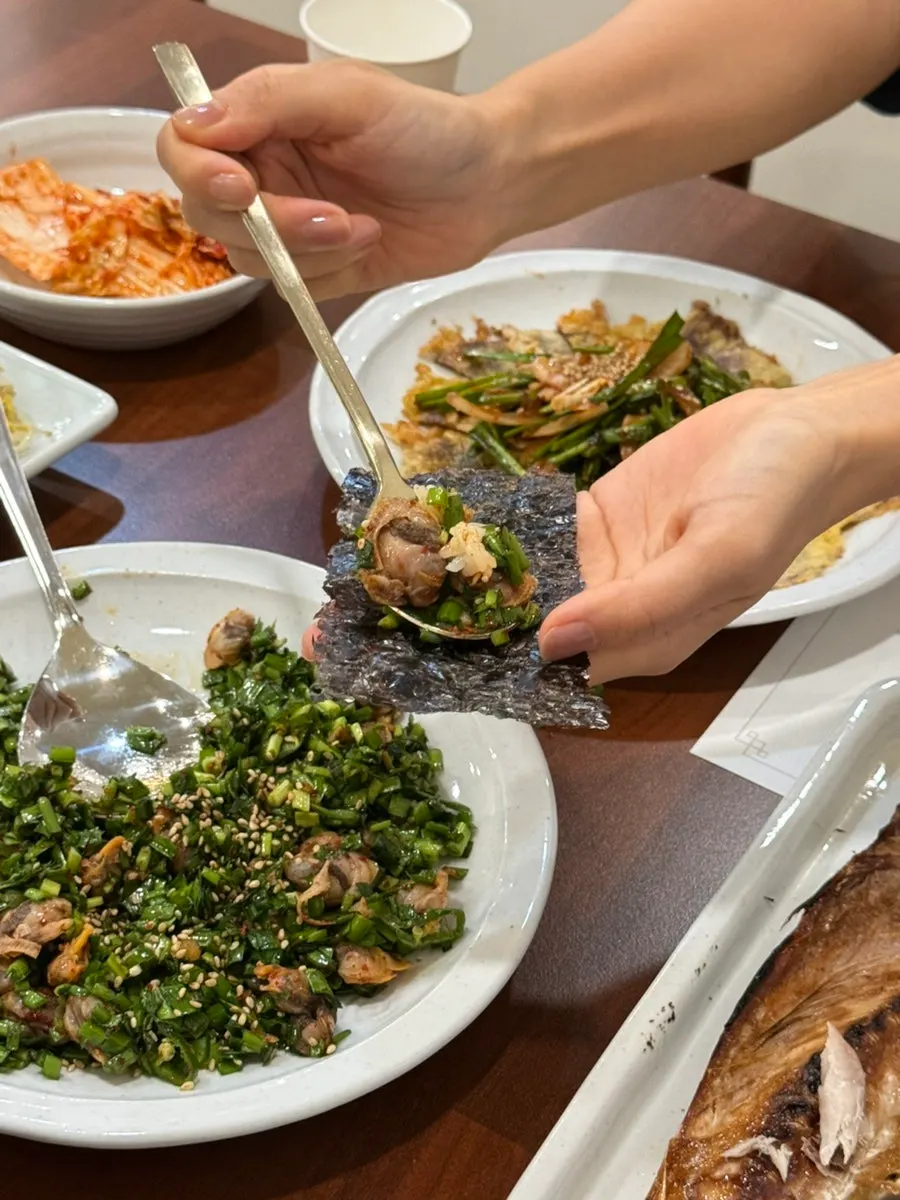 Cockle bibimbap wrapped in gonjjari gim