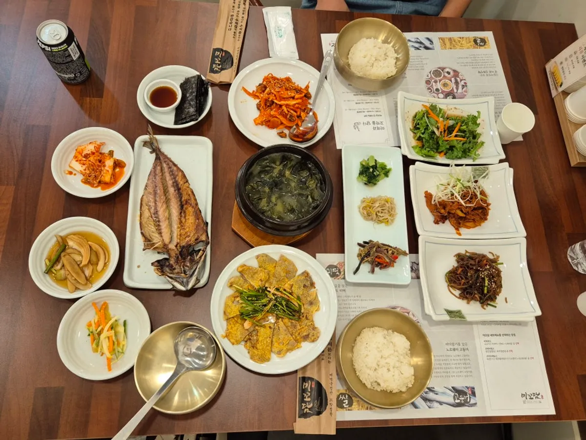 Signature photo of the Mikodam Magok-Balsan set spread