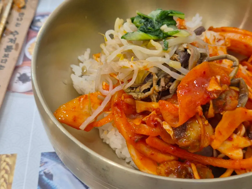 Eating stir-fried pork with rice