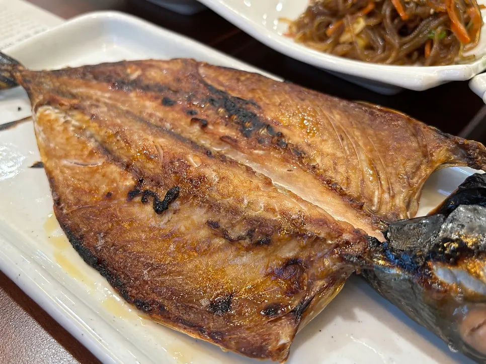 노르웨이산 고등어구이와 메인 요리