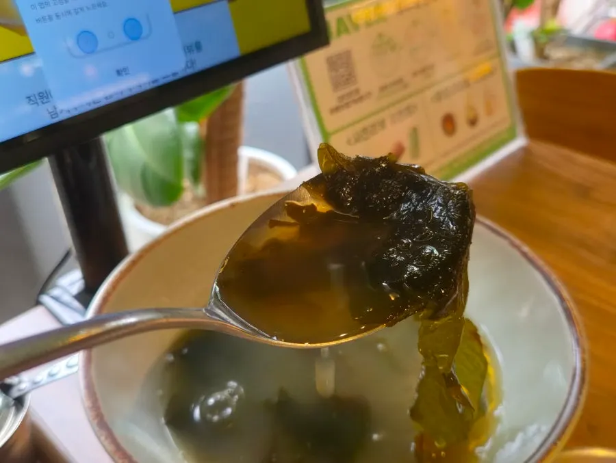 摆有多样菜品的餐桌