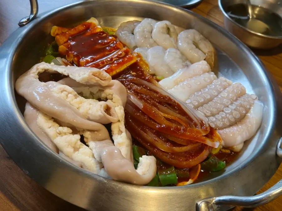 由章鱼、肥肠和虾组成的章肥虾锅
