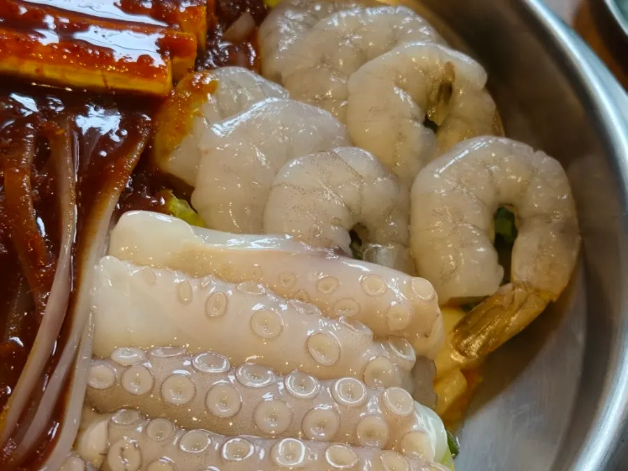 用新鲜食材做成的章肥虾锅