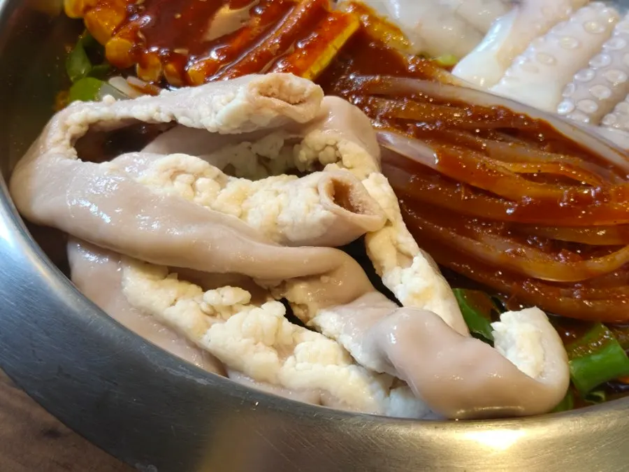 章鱼、肥肠和虾的章肥虾锅食材