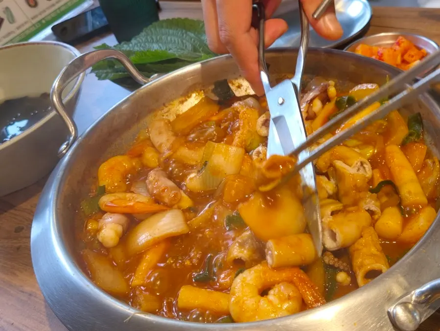 在锅中煮的章肥虾锅