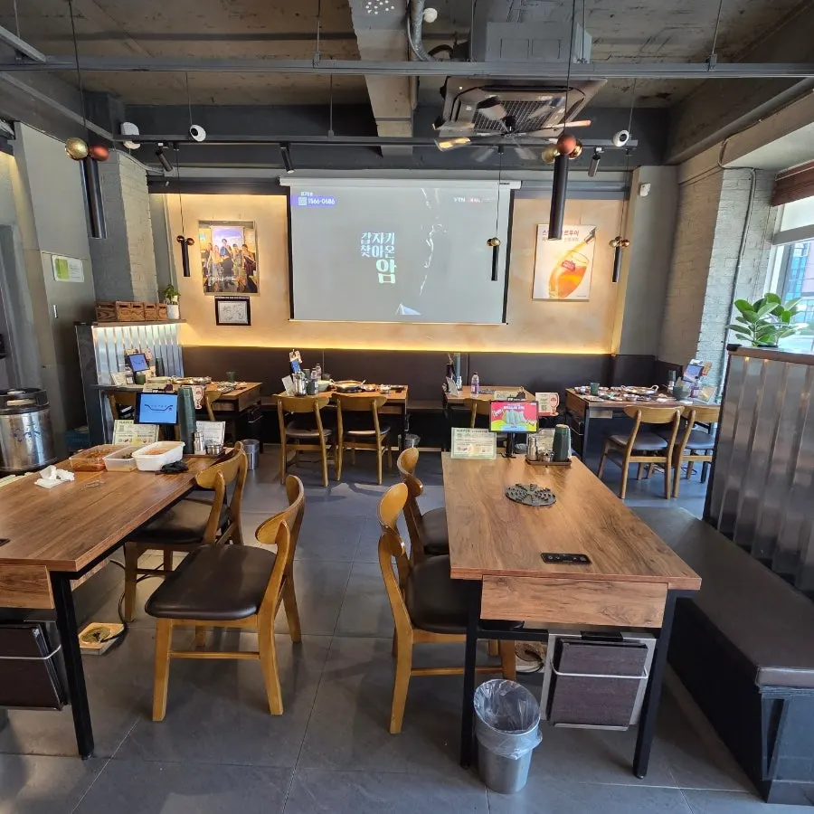 Seating that can accommodate multiple diners