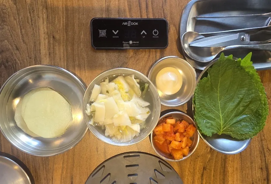 Side dishes served alongside the nakgopsae