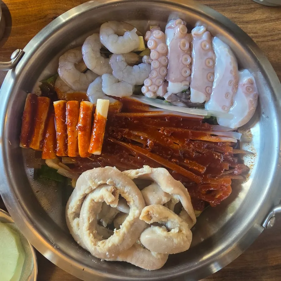 Freshly served pot of nakgopsae