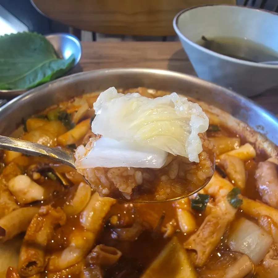 A bowl of rice paired with nakgopsae