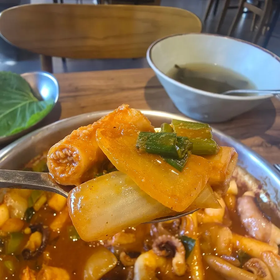 A spoonful of nakgopsae eaten with rice