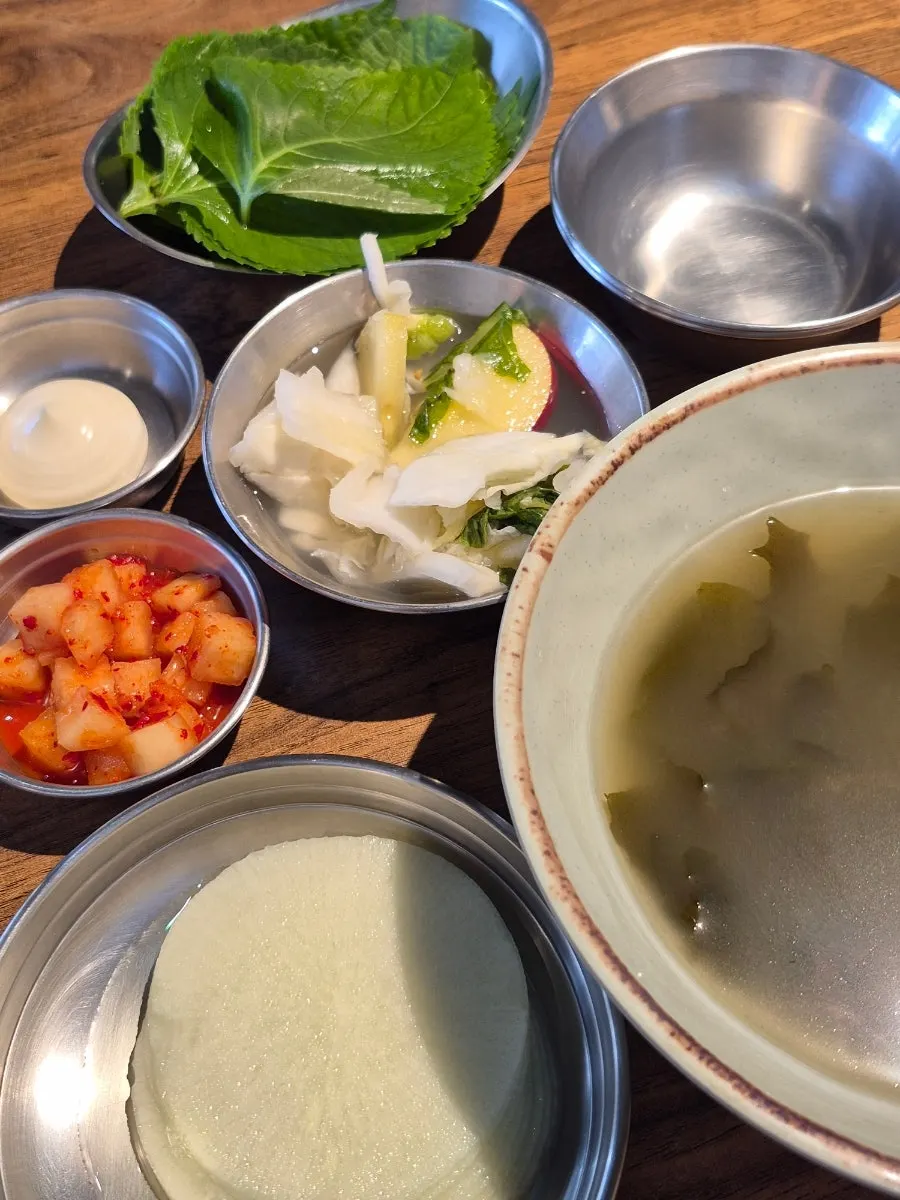 미역국과 백김치 등 기본찬 상차림
