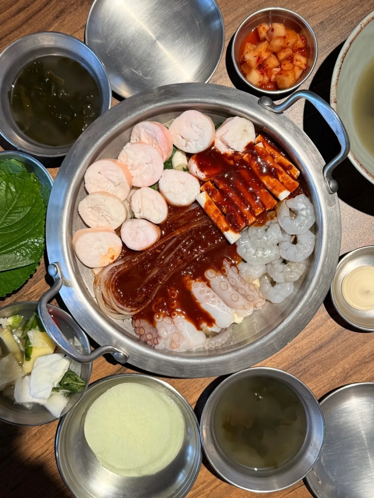 냄비 가득 세팅된 한우 대창 낙곱새