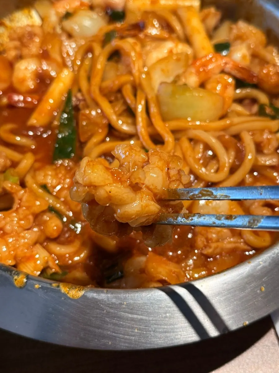 깻잎과 쌈무에 올린 낙지 쌈