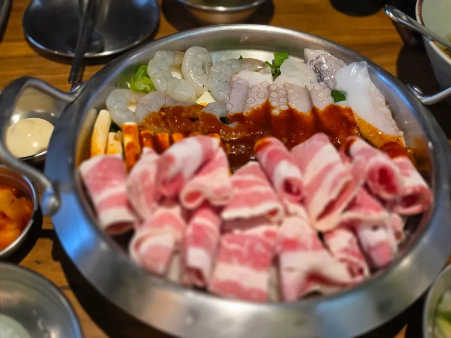 Basic banchan of seaweed soup, wraps, and dongchimi broth