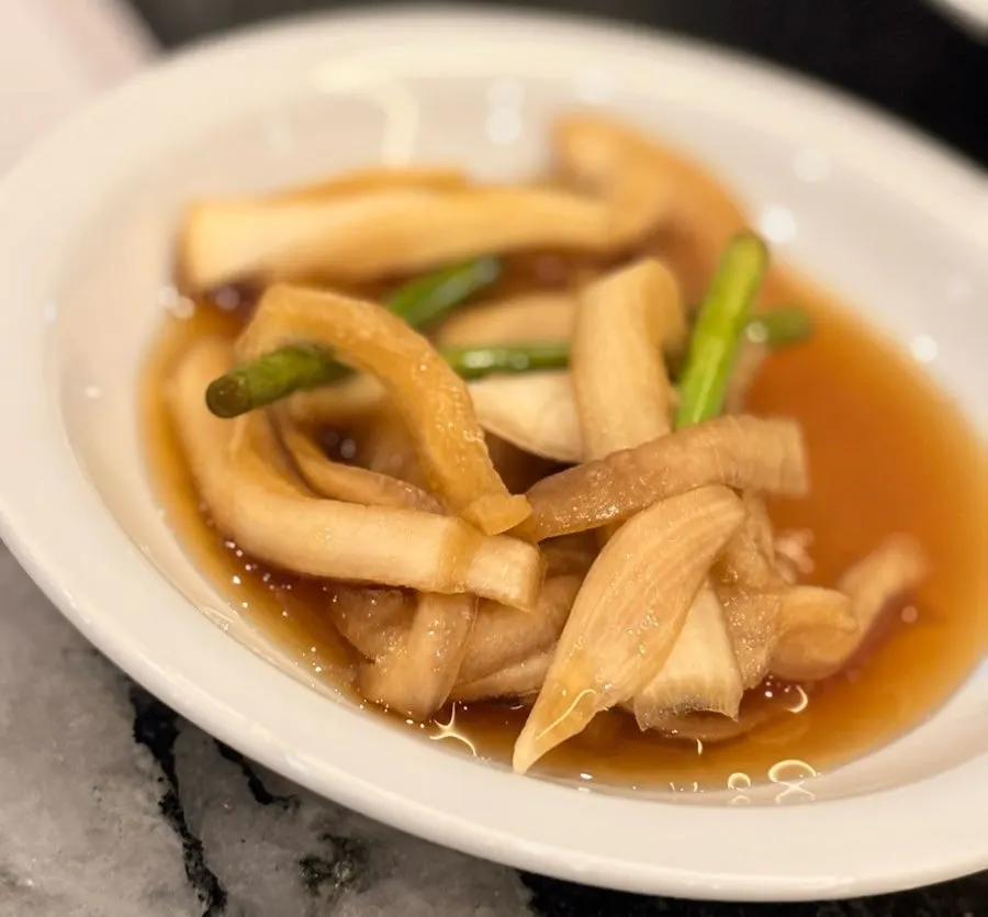 테이블에 준비된 숯불 화로