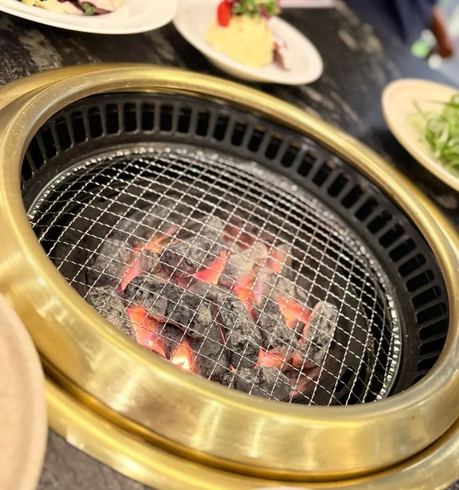 갈비 위에 배즙을 뿌려주는 모습