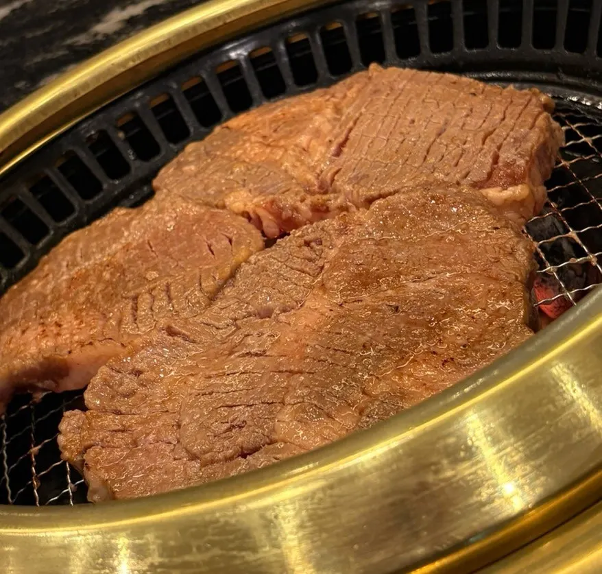 숯불 위에 올려 굽는 양념갈비