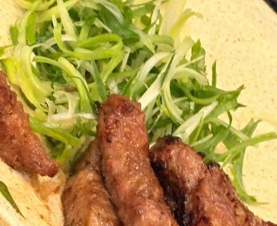 파채와 함께 담긴 구운 돼지갈비