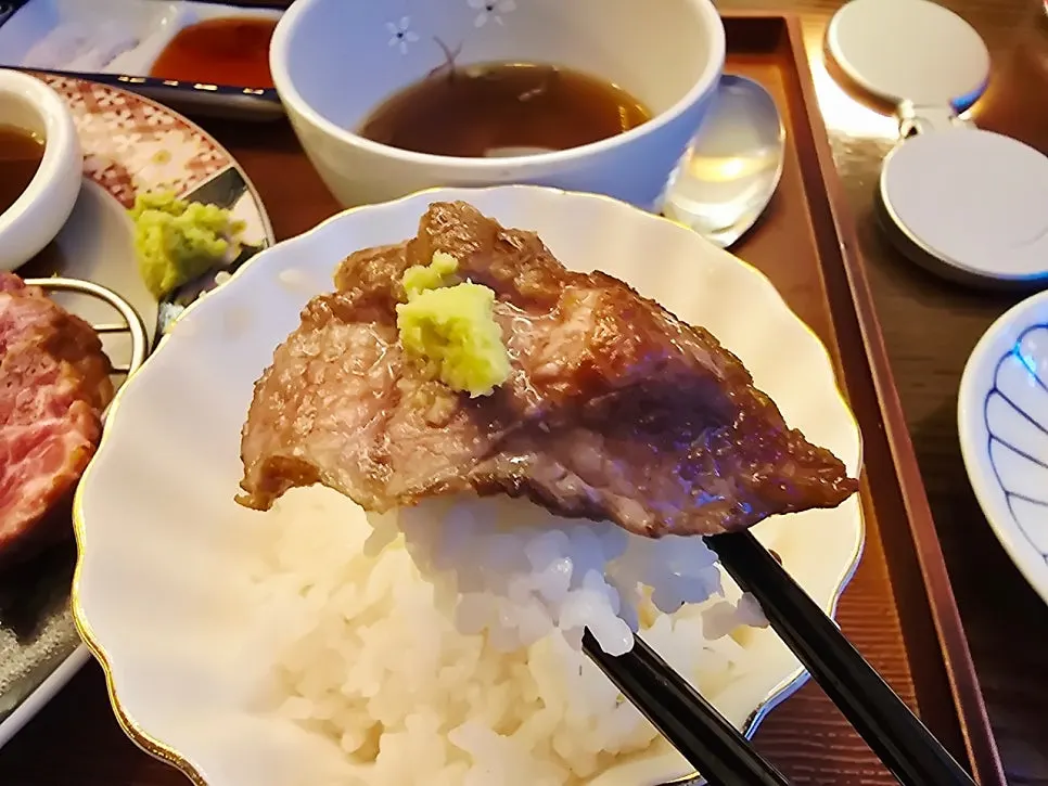 Comparison meal of gyukatsu and steki