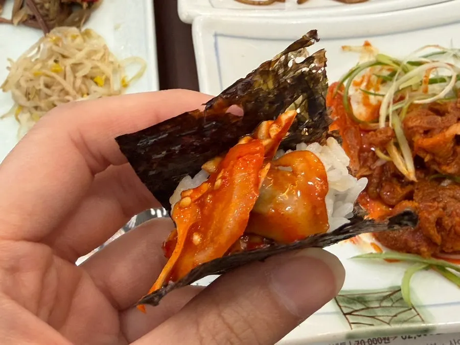 Cockles mixed with rice and eaten with roasted seaweed