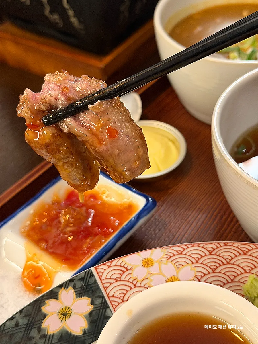 Sirloin served with dipping sauces