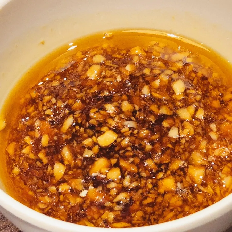 Peanut sauce and spicy sauce mixed following the recommended ratio