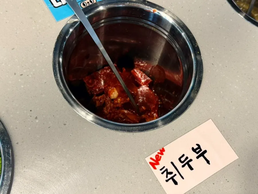 셀프바에 준비된 곁들임 음식