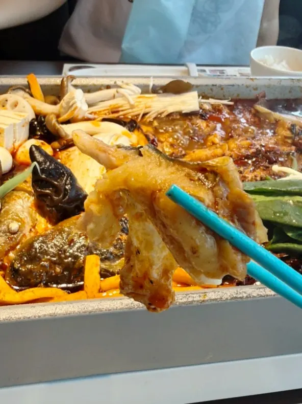 고추와 향신료가 듬뿍 올라간 통생선 카오위
