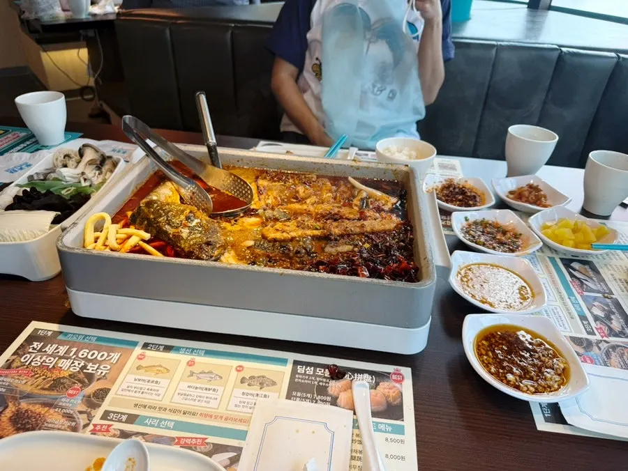 끓고 있는 마라 기본 카오위 국물