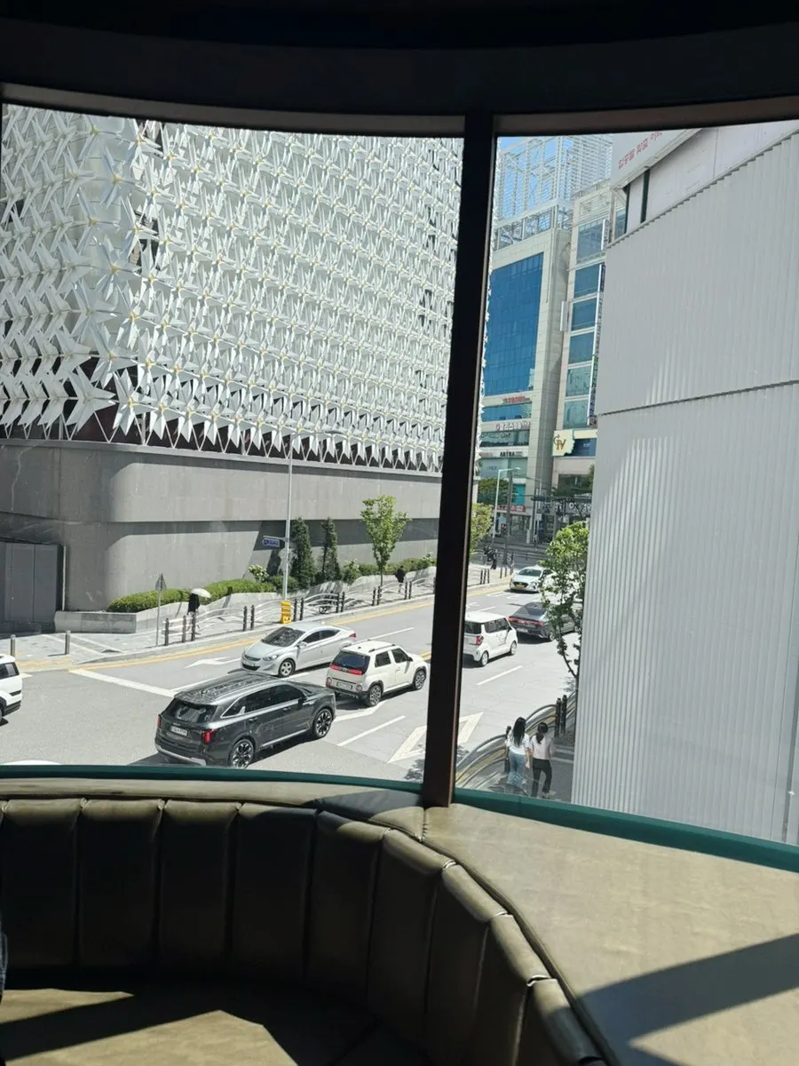 2층 창가에서 보이는 바깥 풍경