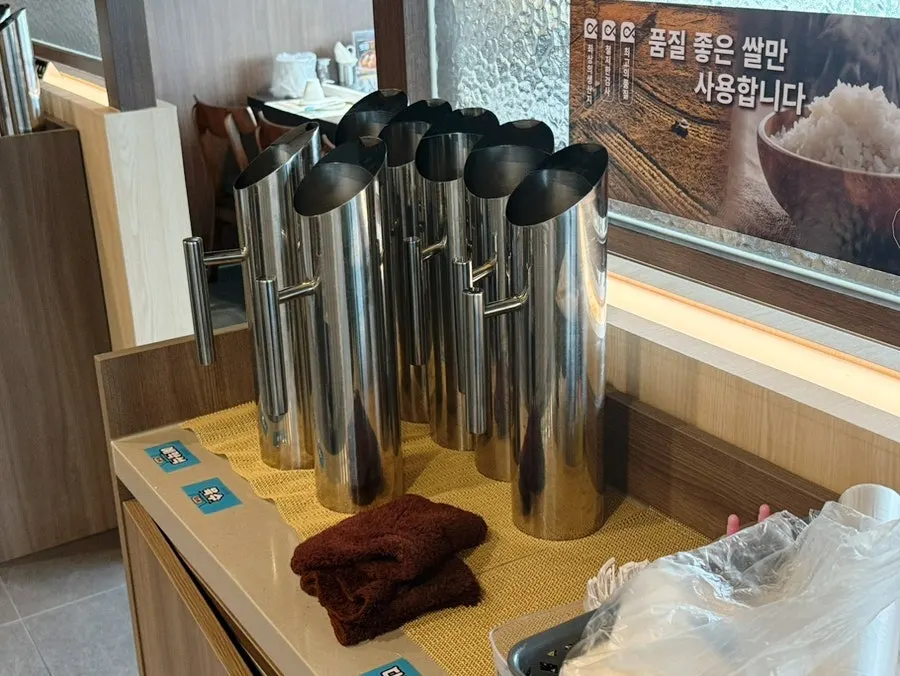 매장에 구비된 충전기와 육수 코너