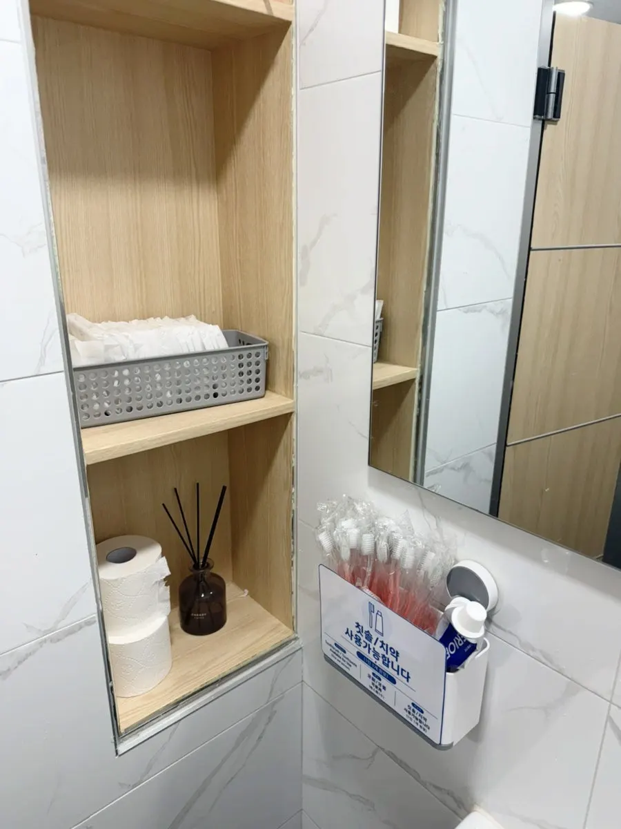 세심하게 정리된 화장실 편의 코너