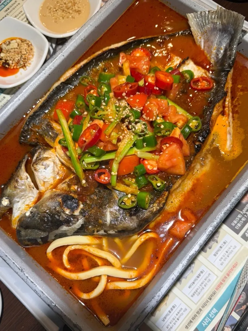 토마토와 고추가 듬뿍 올라간 닝보어 토마토 카오위