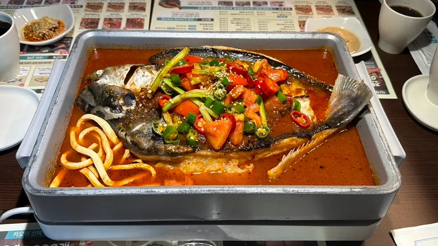 커다란 팬을 가득 채운 카오위 한 마리