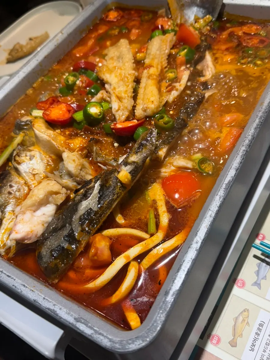 소스에 적신 카오위 생선살 한 점