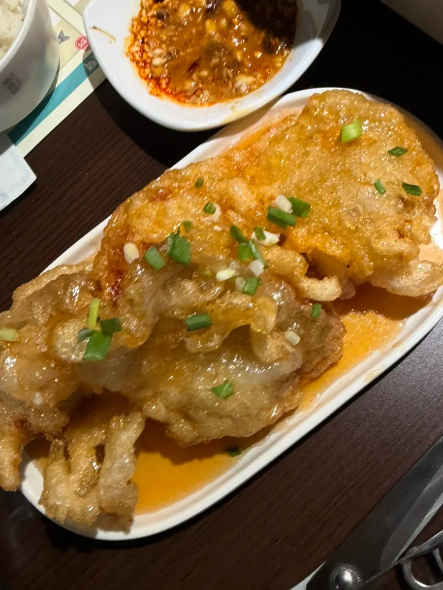 소스에 담가 당면 식감이 된 라이스페이퍼