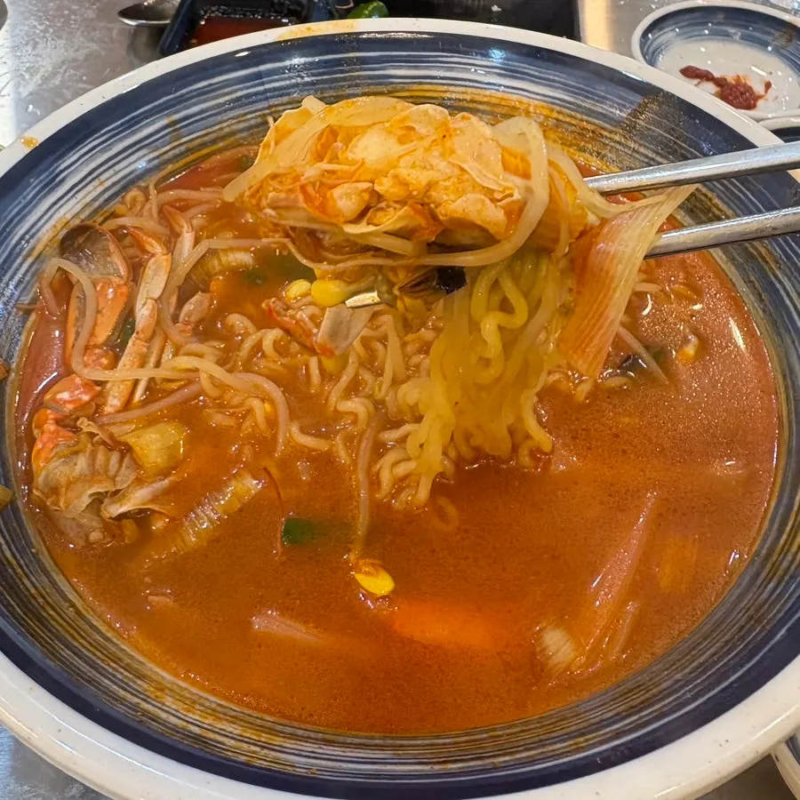 해산물 듬뿍 꽃게해물라면