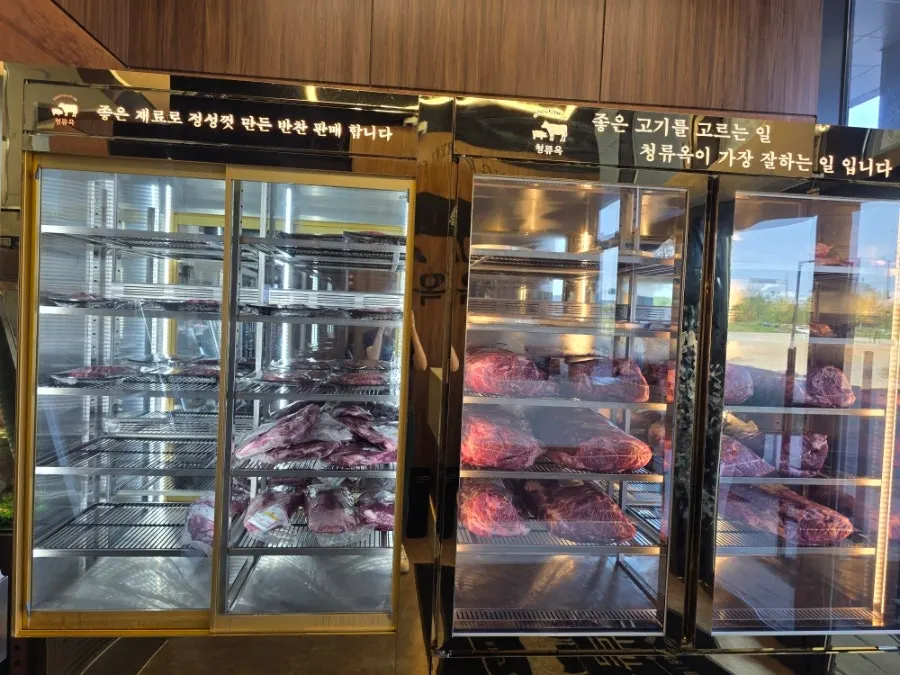 넓고 쾌적한 청류옥 매장 내부