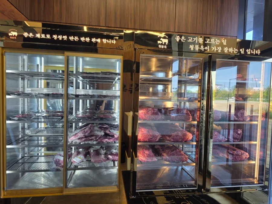 테이블 간격이 여유로운 청류옥 홀