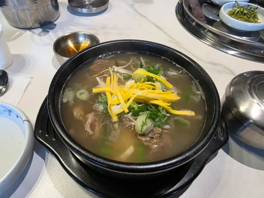 오징어젓갈과 배추김치 반찬