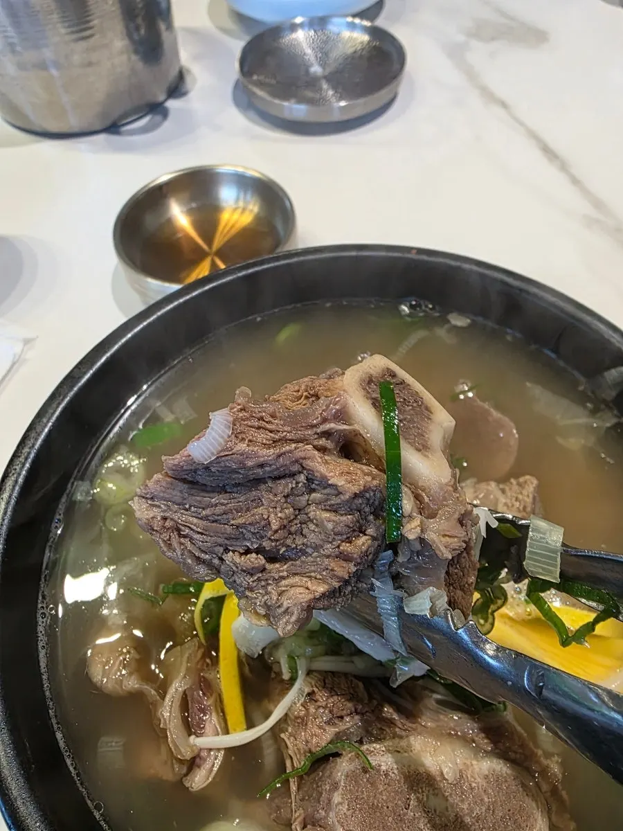 고기가 푸짐하게 담긴 청류옥 갈비탕