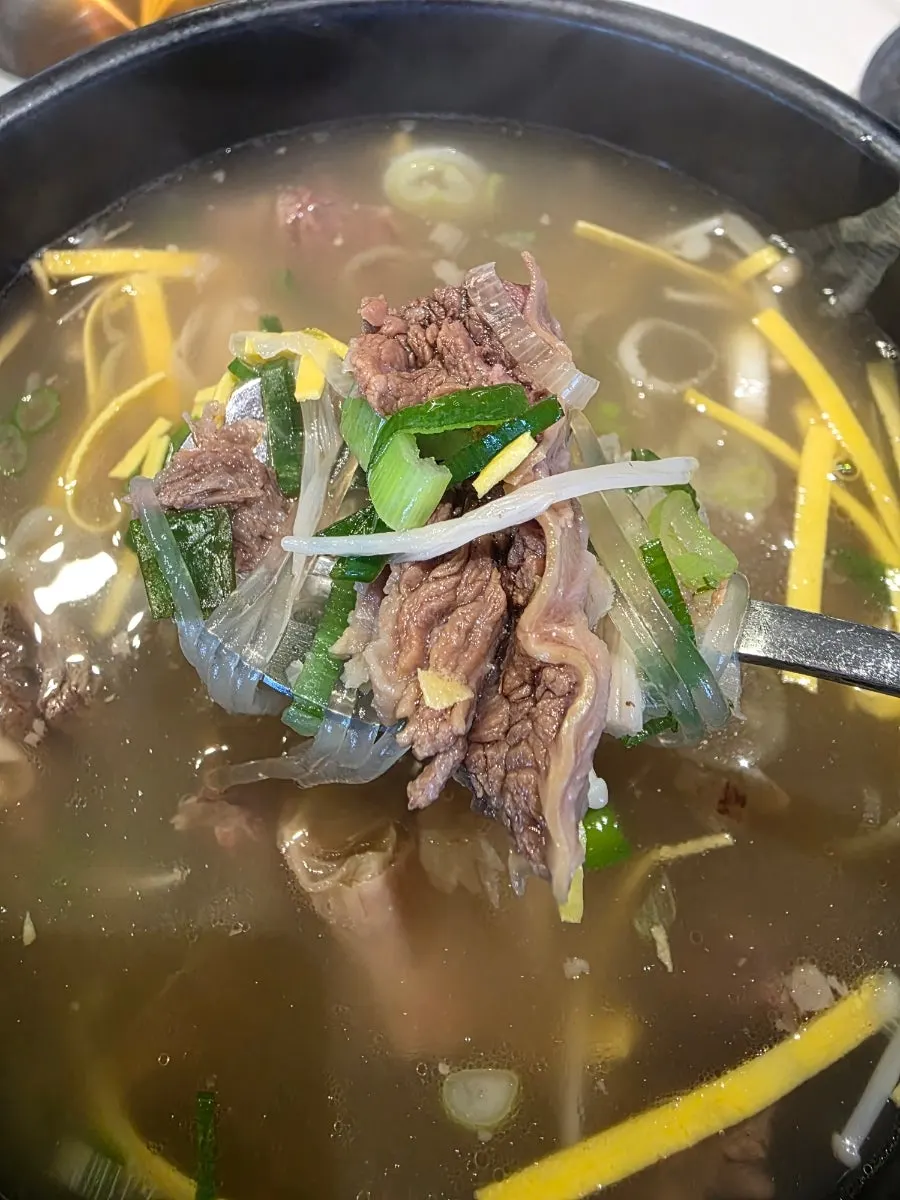 숟가락으로 떠올린 맑은 갈비탕 국물