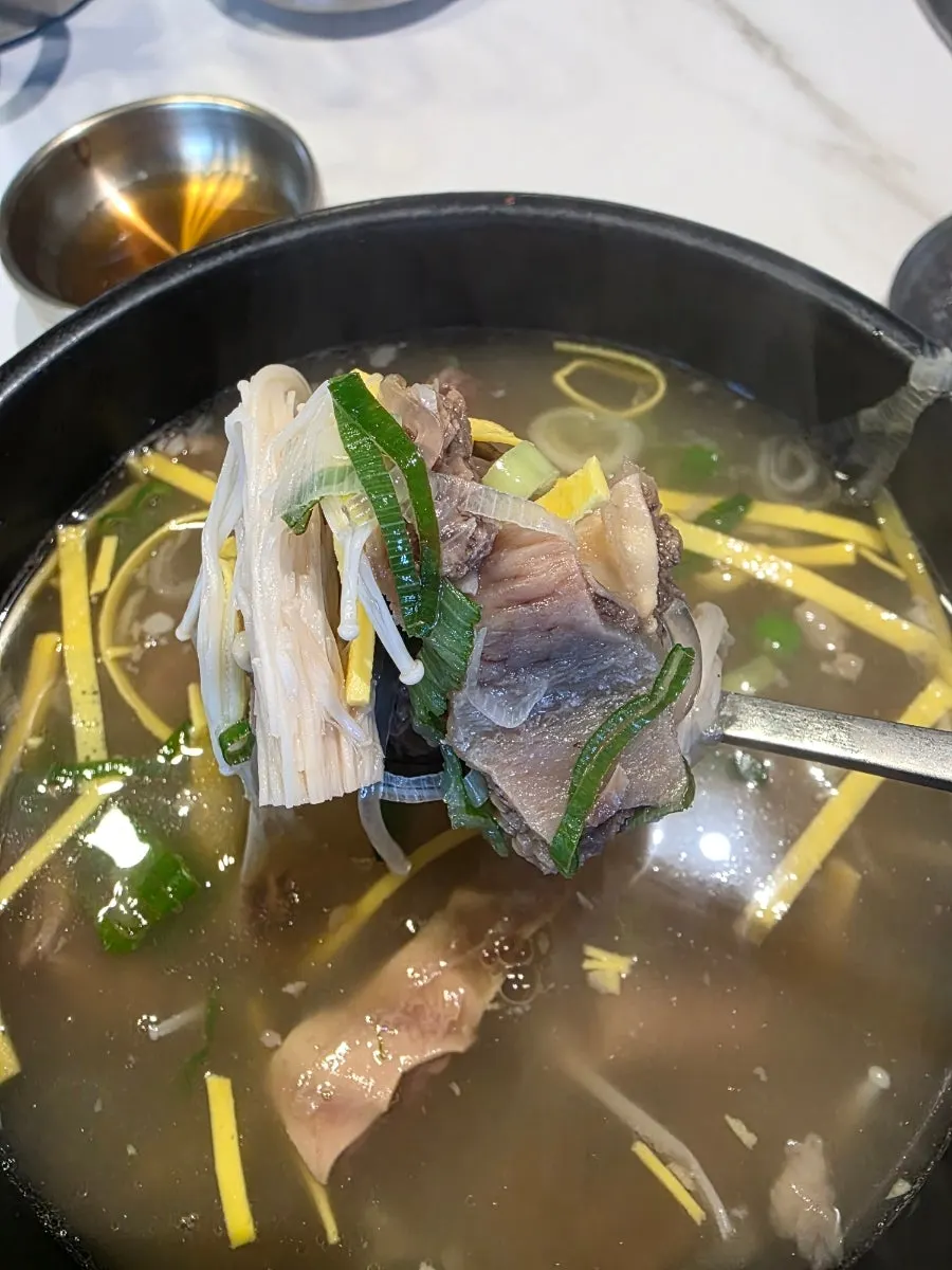 갈비탕 고기를 발라 먹는 모습