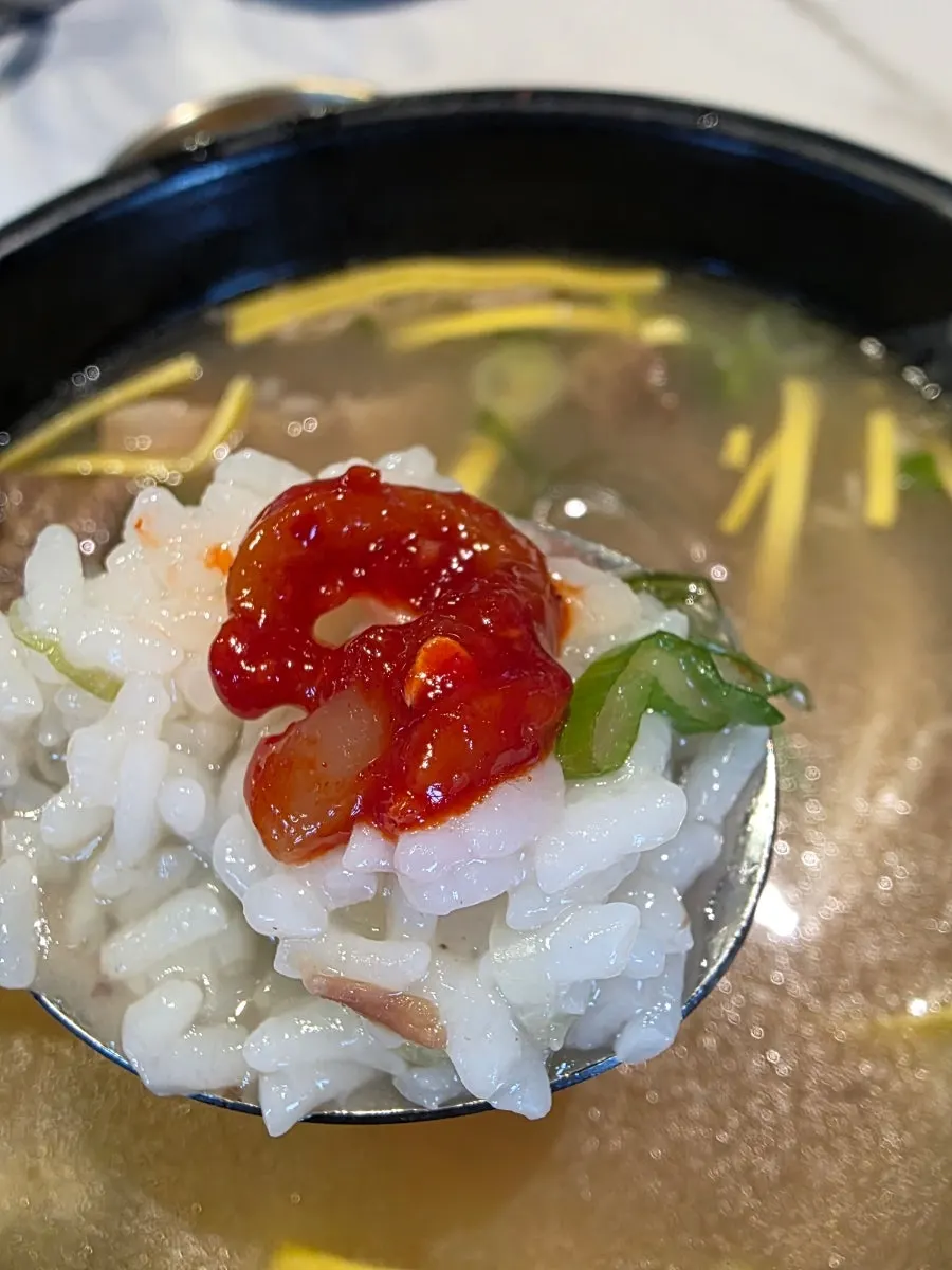 갈비탕과 밥, 반찬이 놓인 점심 한 상