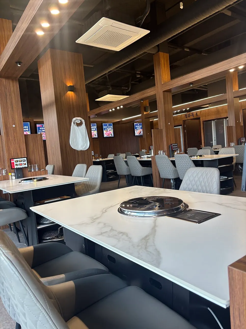 Interior of Cheongnyuok with regular tables