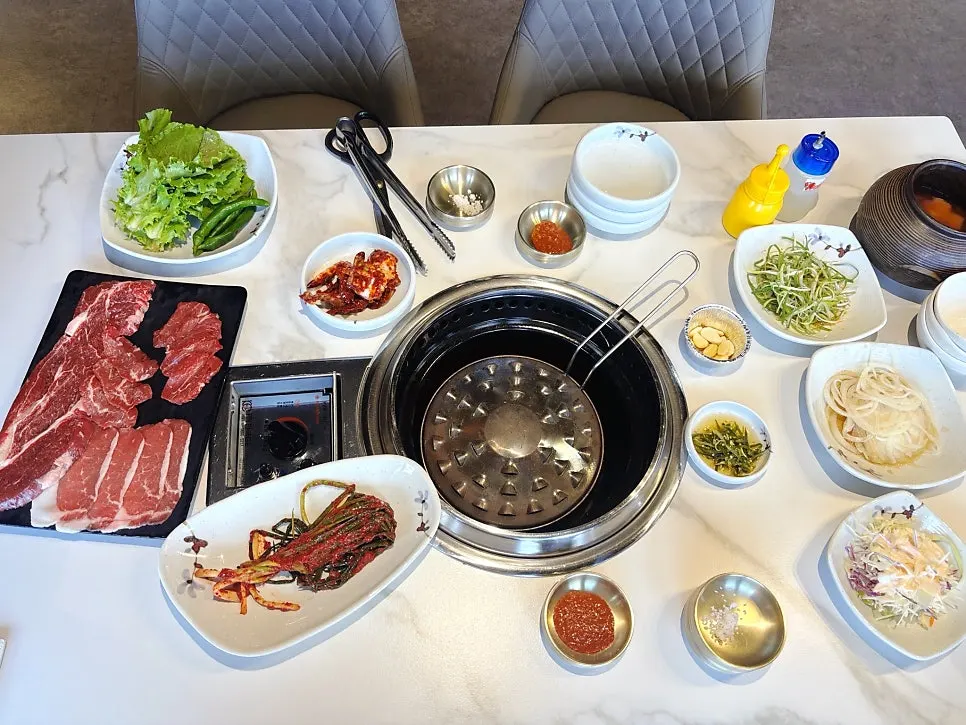 Basic table setting that comes with a grilled meat order