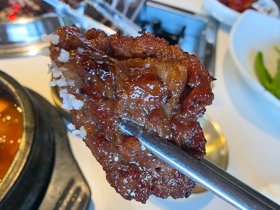 Beef ribs with lettuce and shredded scallions